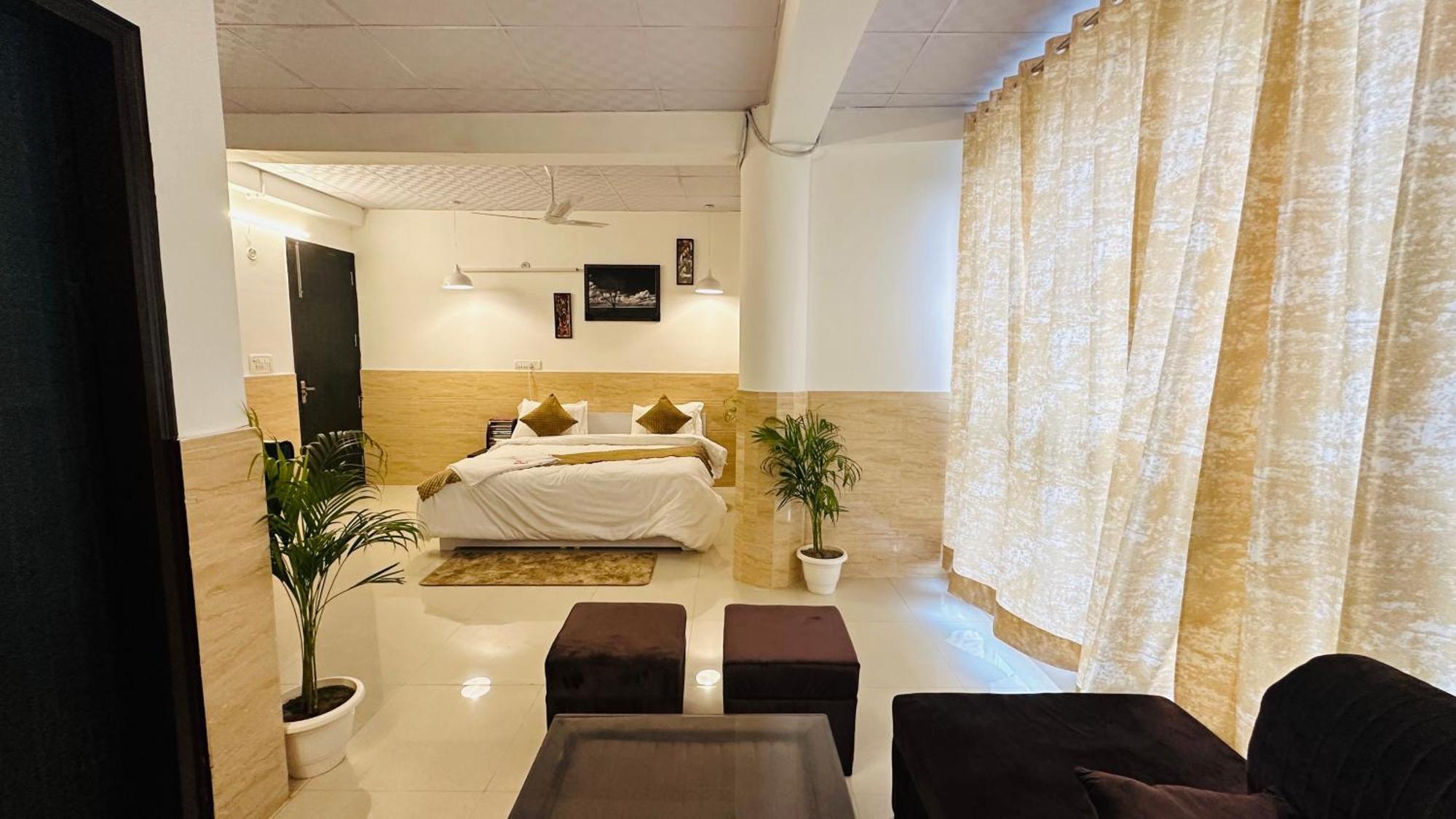 Hotel Relax In - Noida Sector 18 Eksteriør billede